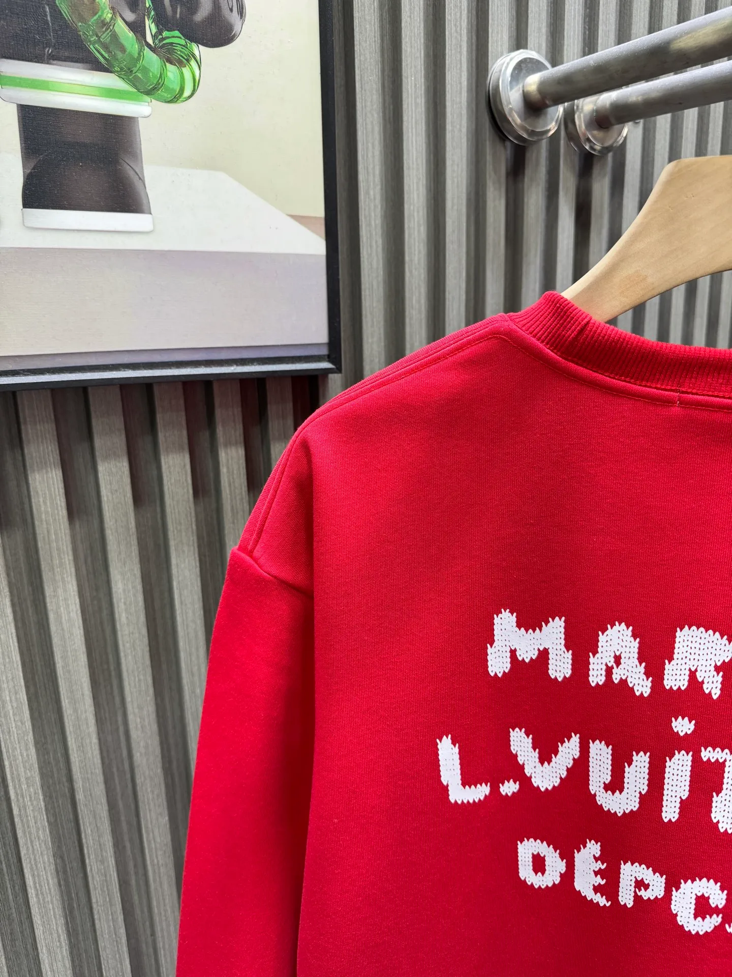 🅿️250 🀄️ Louis Vuitton Louis Vuitton 2025 Autumn and Winter 🆕Vu*tt*n Marque L printed identification pullover sweatshirt 400g pure cotton ➕ silver fox velvet Made of soft cotton fabric, comfortable and breathable "MARQUE L.VUITTON DEPOSEE" printing on the front, simple and elegant, full of brand sense, loose round neck design It's OK to wear alone or layered in spring and autumn. The gray color is versatile and very fashionable when paired or matched. It belongs to the V SS26 series. It is practical and has a sense of design. It is a must-have item for luxury casual wear. A new concept that breaks out of the cocoon. Streamlined fashion. Luxurious quality achieves the status of high fashion.